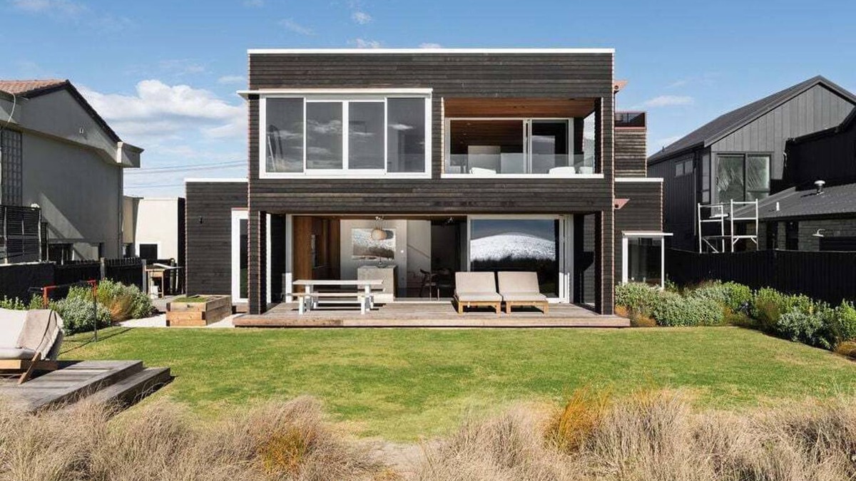 Papamoa Beach House | The Headland - Luxury Beachfront Retreat with Stunning Ocean Views, Spacious Family Living, Modern Comforts & Private Coastal Escape in East Papamoa