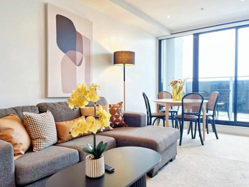 Auckland Central Business District Apartment | The Heart of City Living with Incredible City & Skytower View Nearby Queen St