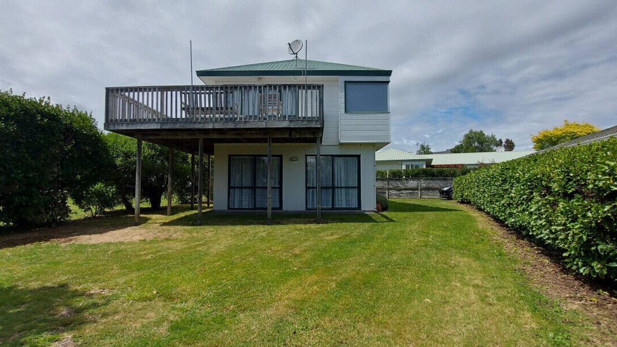 Wharewaka House | The Lake House - Wharewaka Point Bach