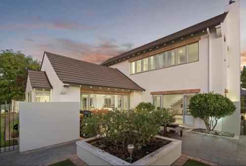 Christchurch House | The light Inn