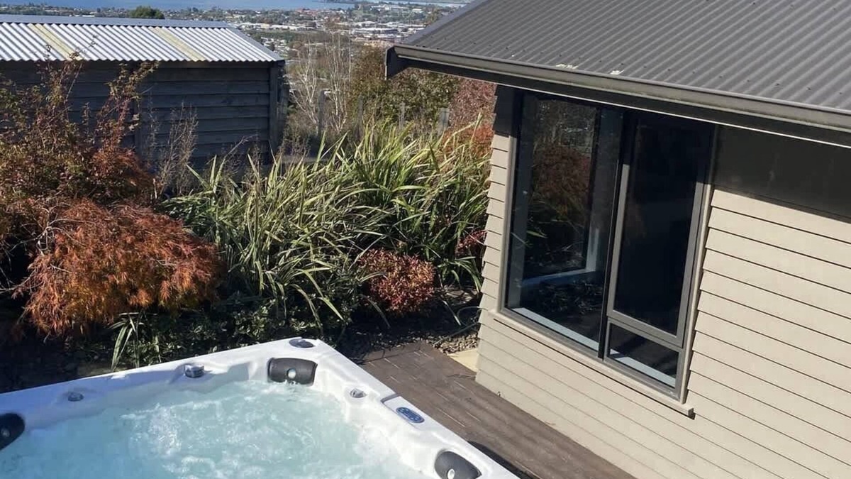 Rotorua House | The Lookout - Rotorua Views, Spa Pool, Sleeps 7