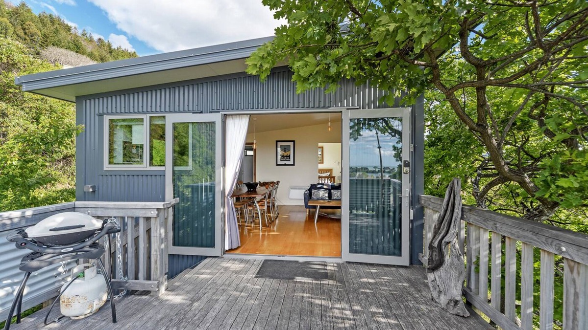 Nelson House | The Lookout - Sweeping Tasman Bay Views, Walk to CBD & Trails