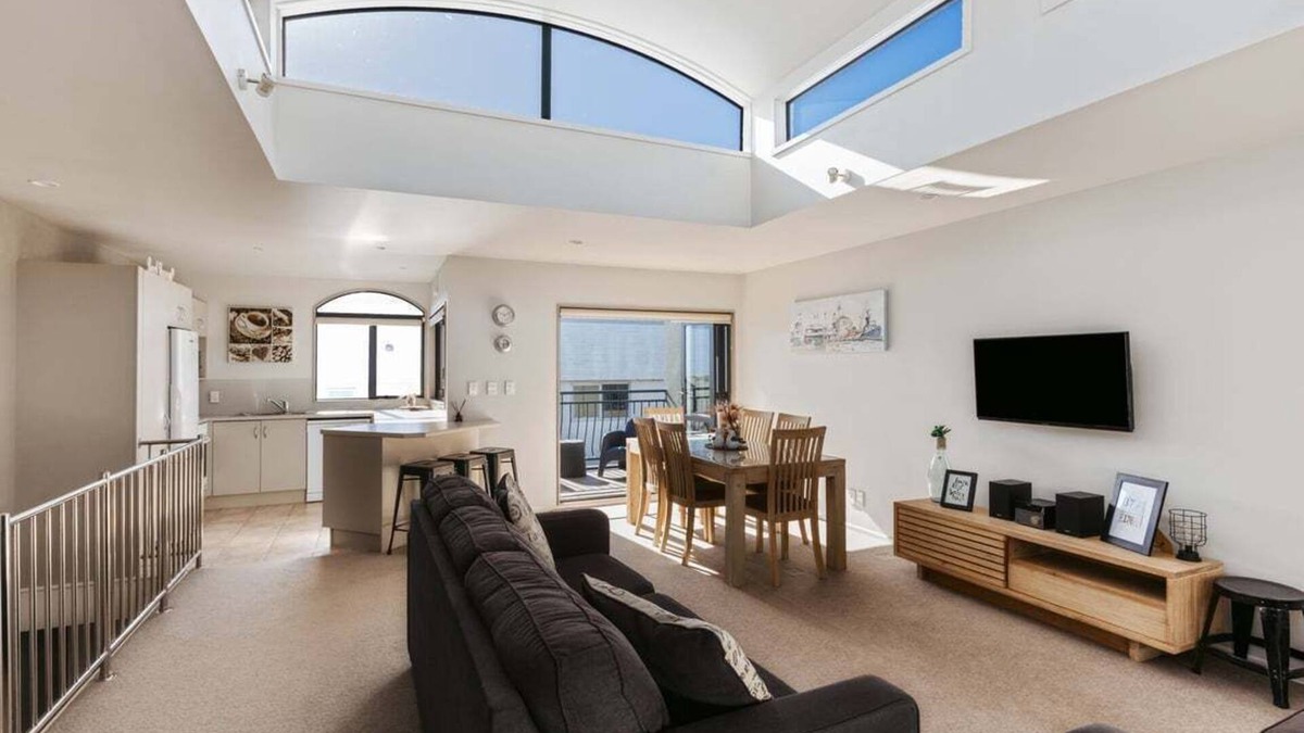 Mount Maunganui House | The May Retreat - Perfect Mount Maunganui Coastal Retreat: Spacious, Comfortable, and Steps from the Beach and Main Street Amenities