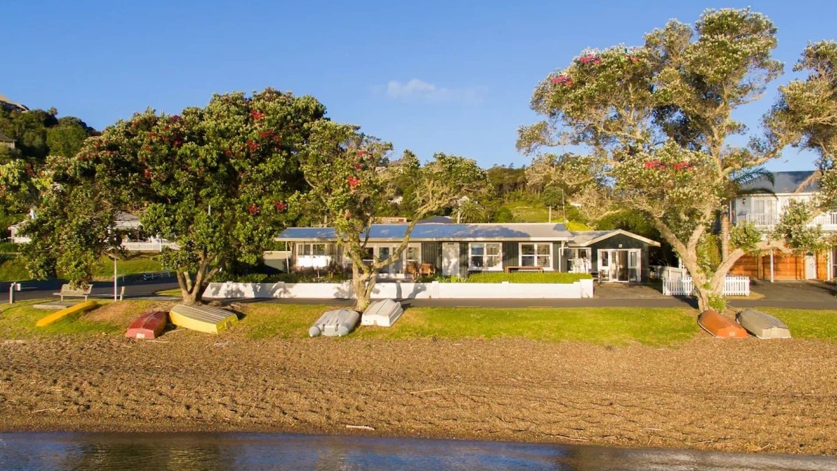 Russell House | The Nest Russell Waterfront Central Cottage