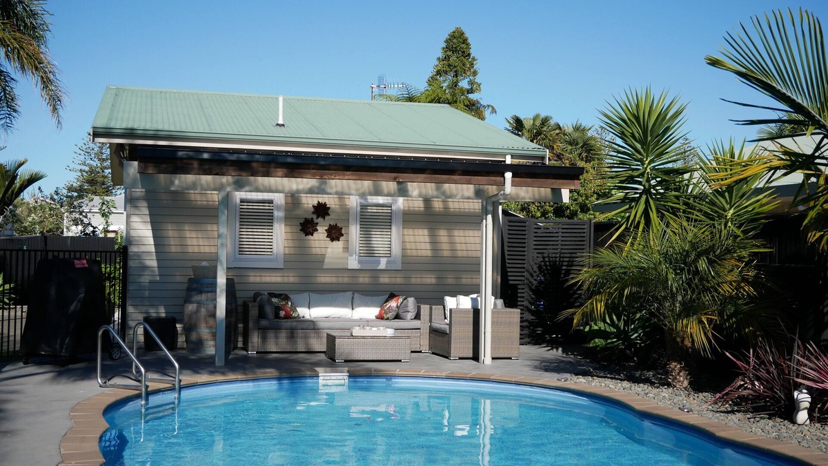 Napier Bed & Breakfast | The Pool House Bed & Breakfast - Near Marine Parade Napier