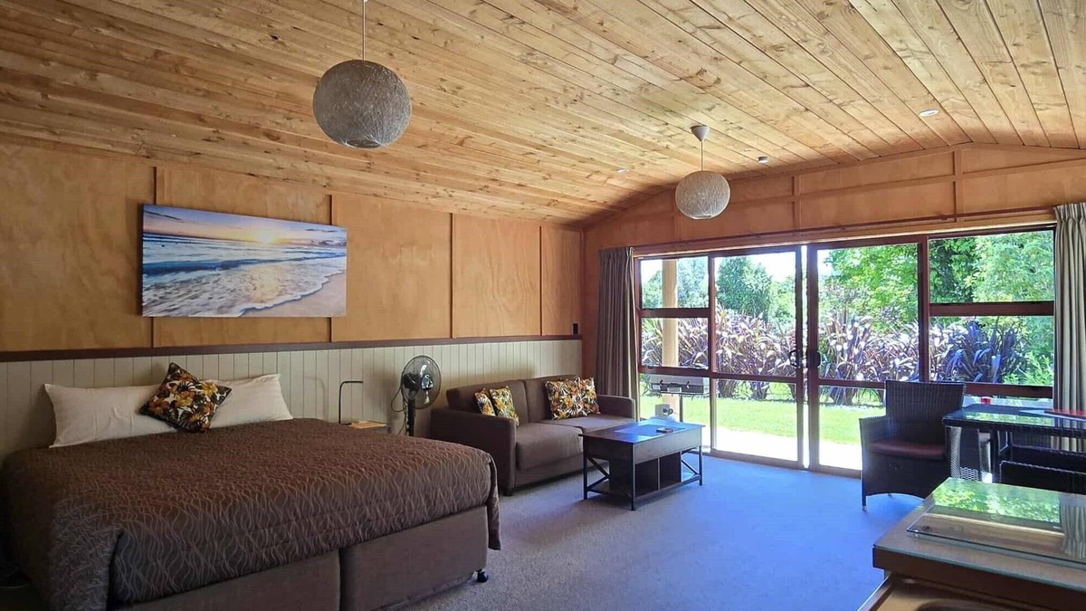Takaka Hotel | The Rocks Chalets