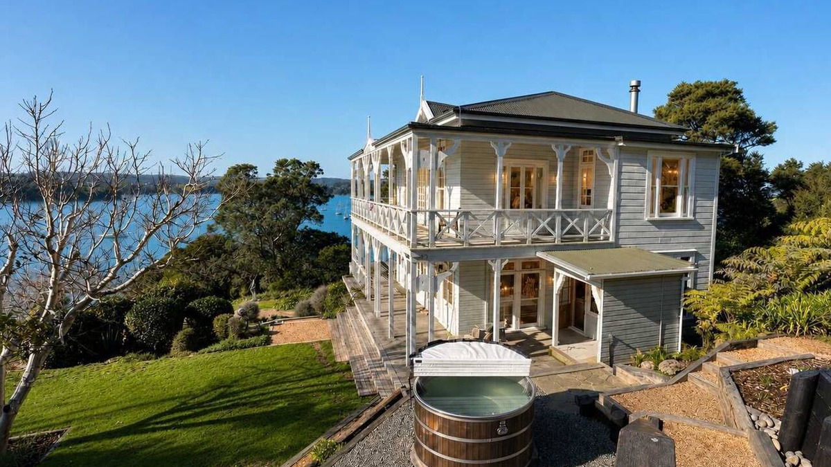 Oneroa House | The Sanctuary - Hot Tub & Huruh Bay Views