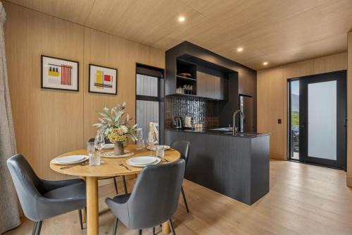 Frankton House | The Shearers Retreat | Prime Location with parking