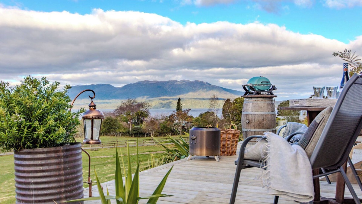 Lake Tarawera Cabin | The Shepherds Legacy hut with lake and mountain views/pet friendly