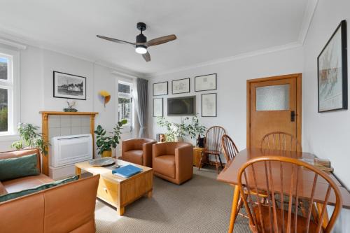 Picton Apartment | The Signal - Stylish Deco Apt with Deck and Marina View