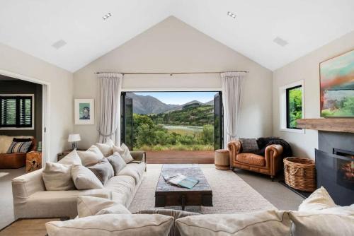 Queenstown House | The Stowaway