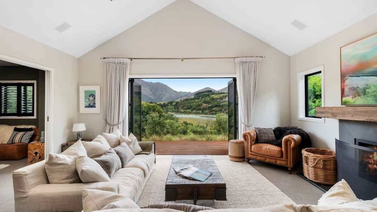 Queenstown House | The Stowaway Summary:
