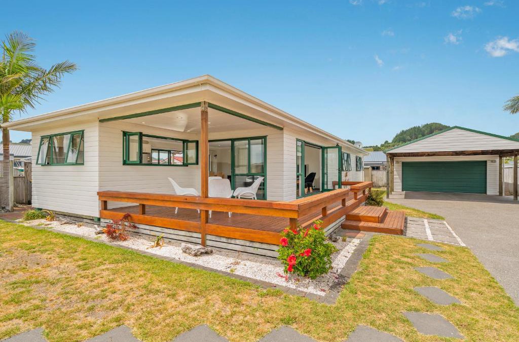 Cooks Beach House | The Sunny Bach - Cooks Beach Holiday Home