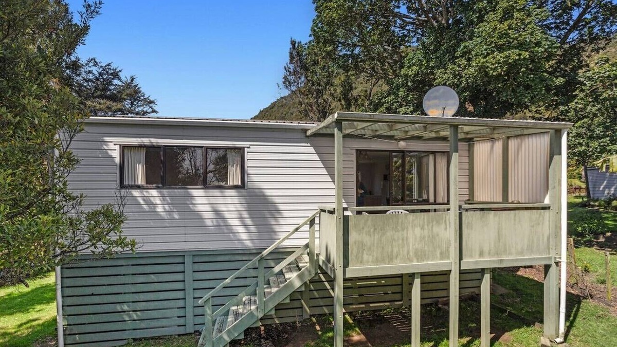 Waihau Bay House | The Treehouse – Whanarua Bay