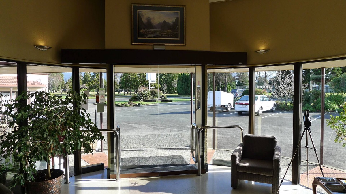 Te Anau Hotel | The Village Inn Hotel