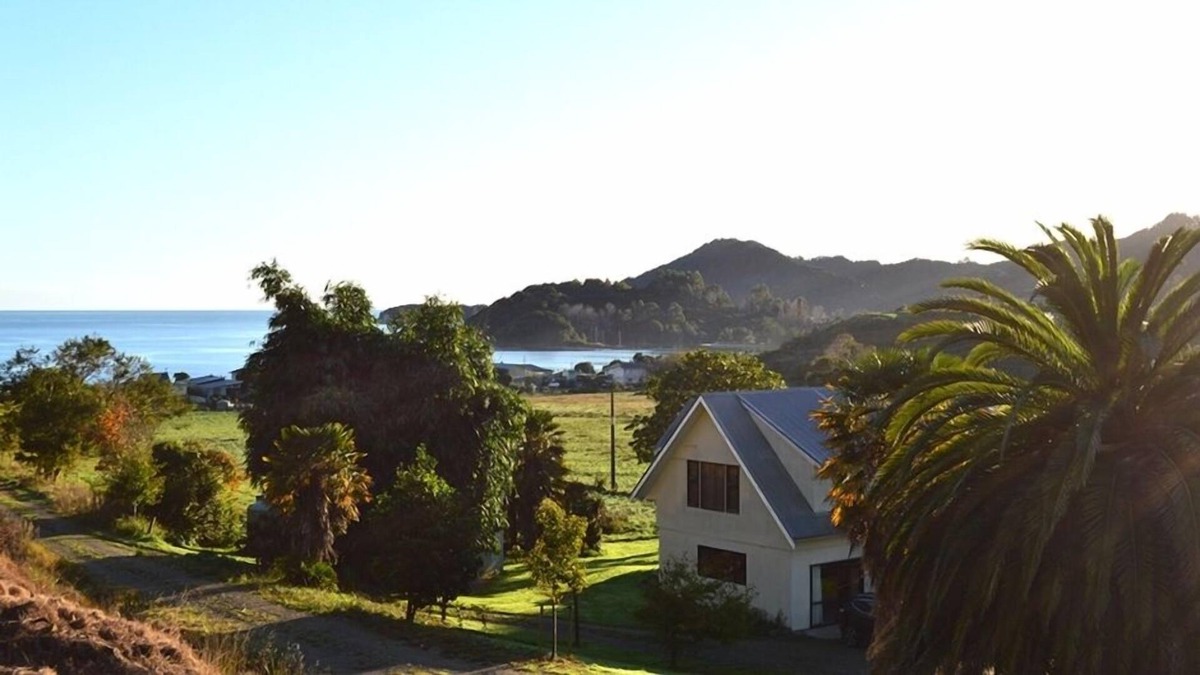 Tata Beach House | Theo’s Place - Family haven at Ligar Bay - Sleeps 10. (Dogs negotiable).