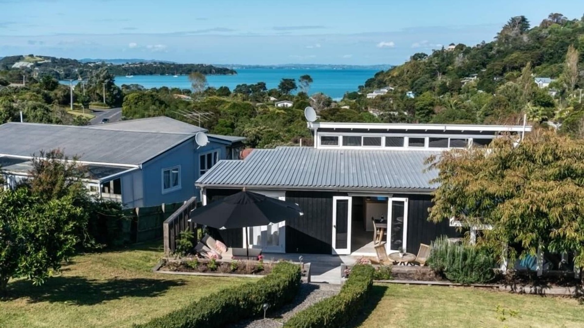 Surfdale House | TIKAPA MOANA VIEWS | Be My Guest