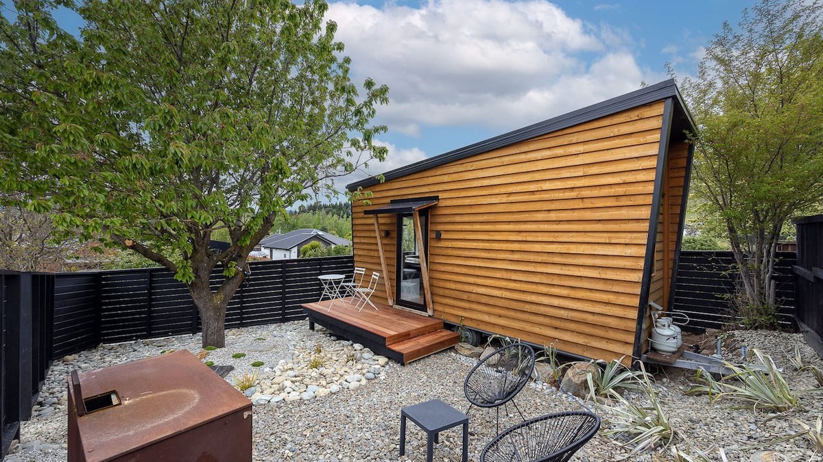 Wanaka Cabin | Tiny house - big fun! Mountain views, private garden, indoor & outdoor fires.