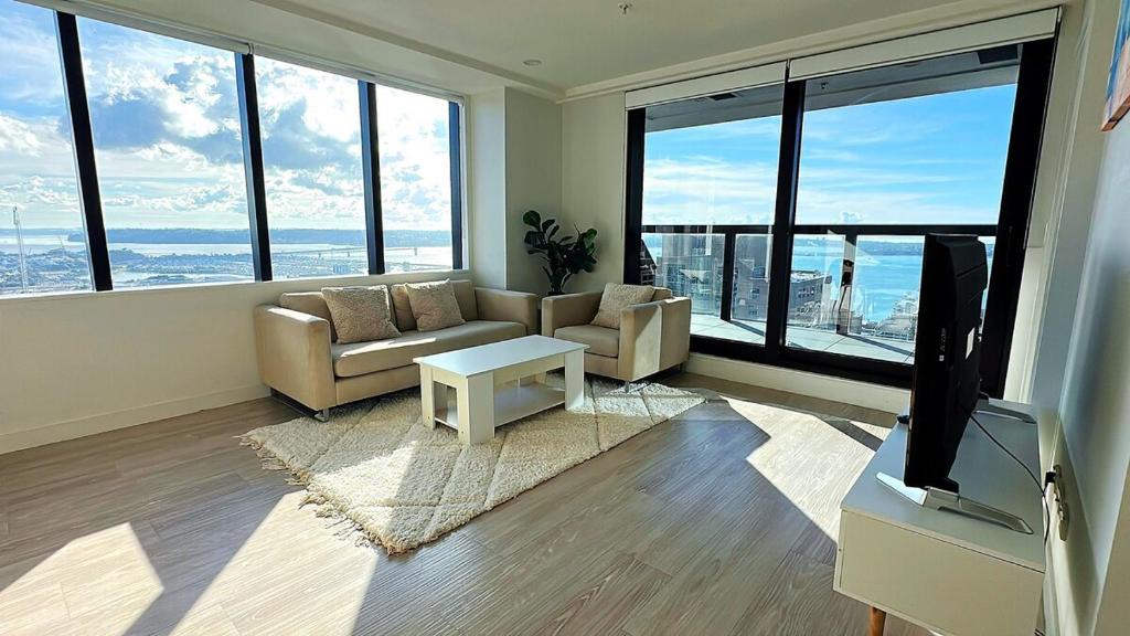 Auckland Central Business District Apartment | Top Floor Sky Tower & Harbour View 2BR Apartment V241