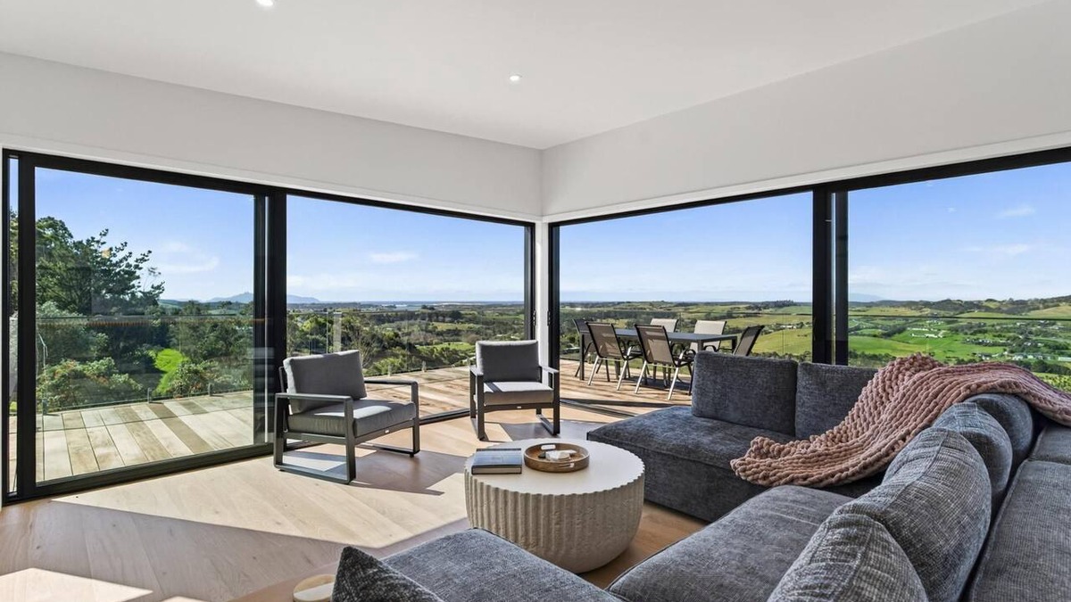 Mangawhai House | Top of the Hill - Stylish hilltop escape with sweeping coastal views