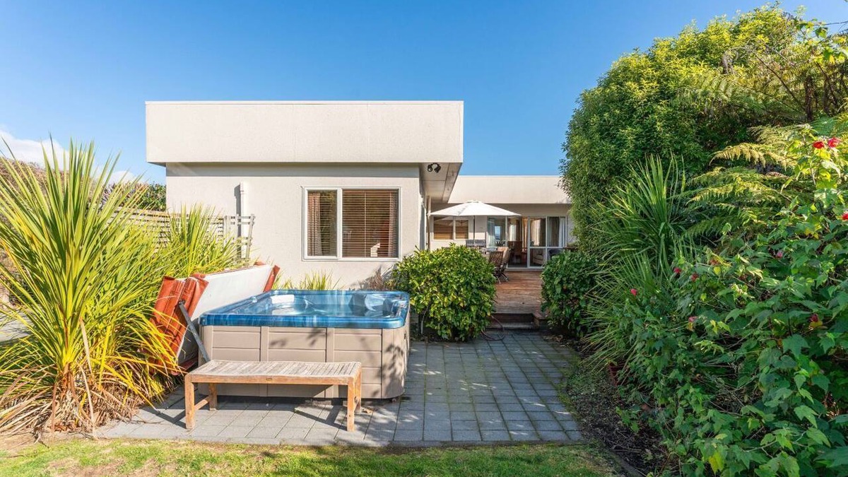 Taupo House | Top of the Lake in Taupo