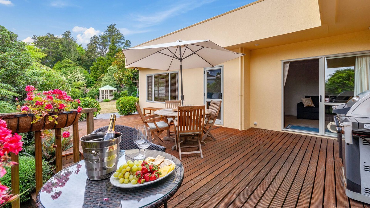 Taupo House | Top of the Lake - Spa Pool, Lake Views, Central to Town