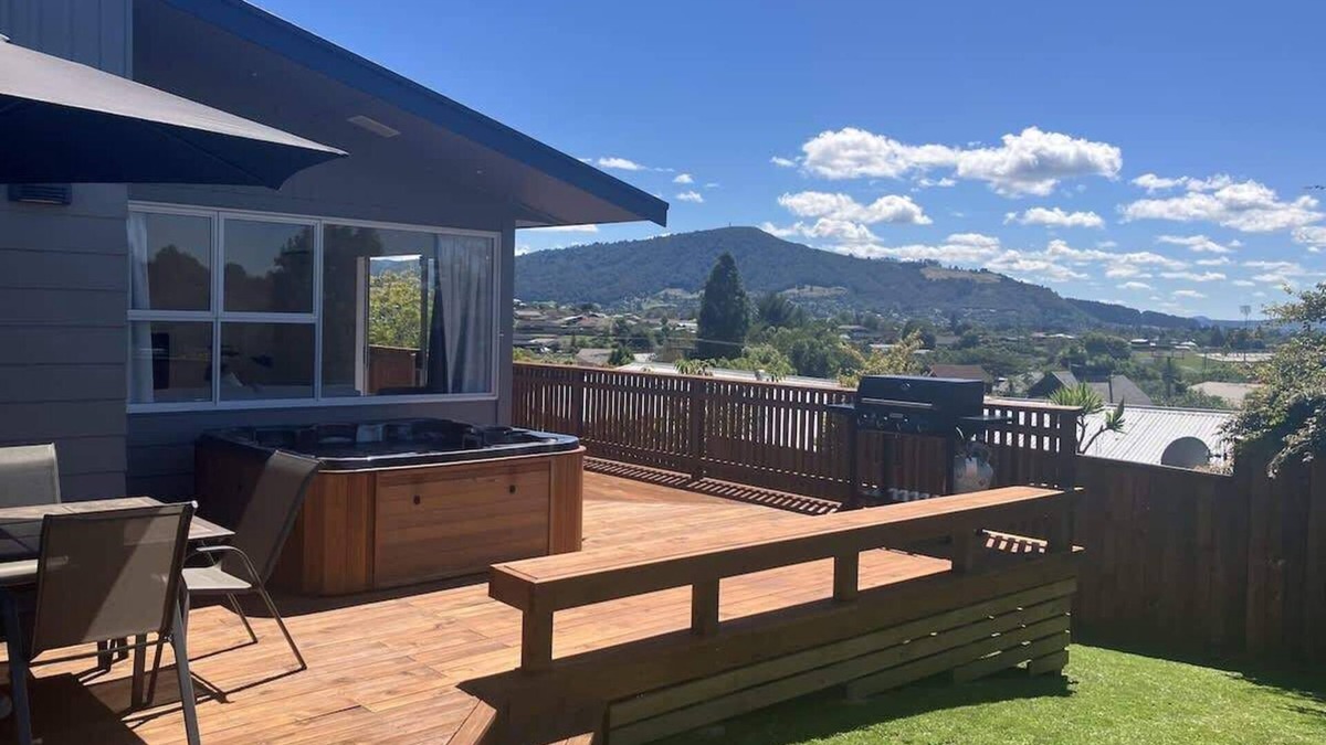 Springfield House | Top Spot - Spa Pool, EV Charger, Sleeps 6