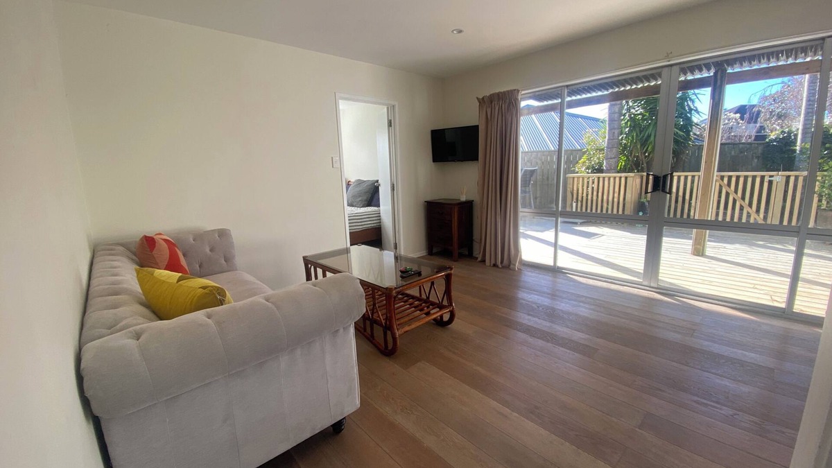 Torbay House | Torbay by the sea- self contained with parking, outdoor area and transport links