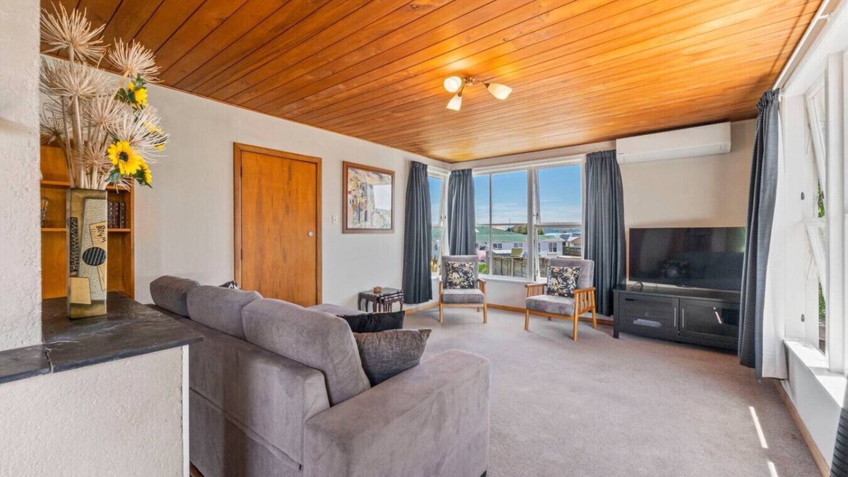 Taupo House | Town Gem with Wi-Fi Taupō, large back yard to run around, short 10 min. stroll to town and lake .