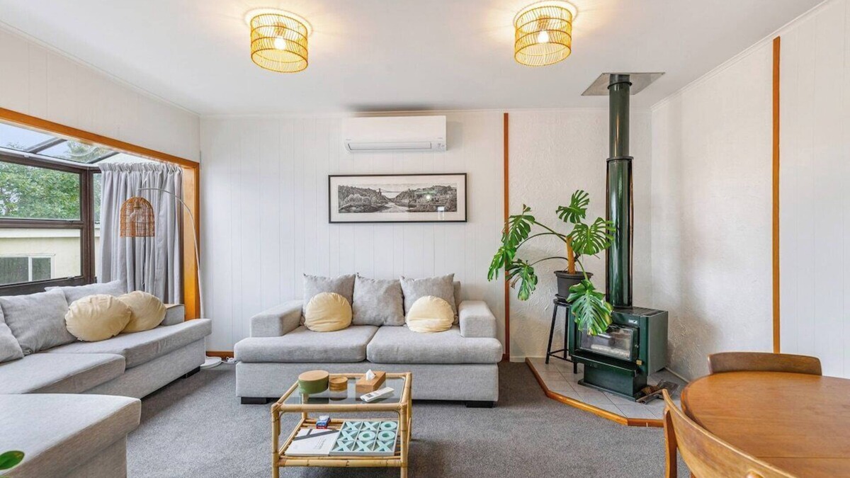 Ponsonby House | Tranquil Haven 2 BR and 1.5 BA Home Zodiak Stays