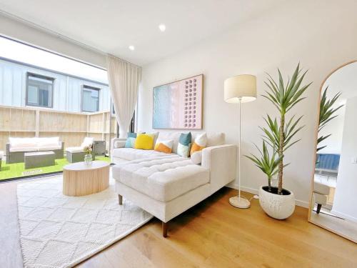Grey Lynn House | Tranquil Townhouse 2BR & 1 Study with Free Parking & Backyard