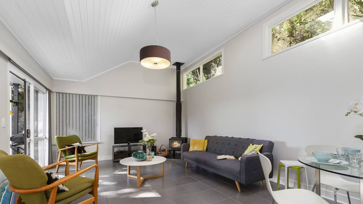 Snells Beach House | TREE TOP HIDEAWAY - SANDSPIT HOLIDAY HOME, with open fire in Sandspit