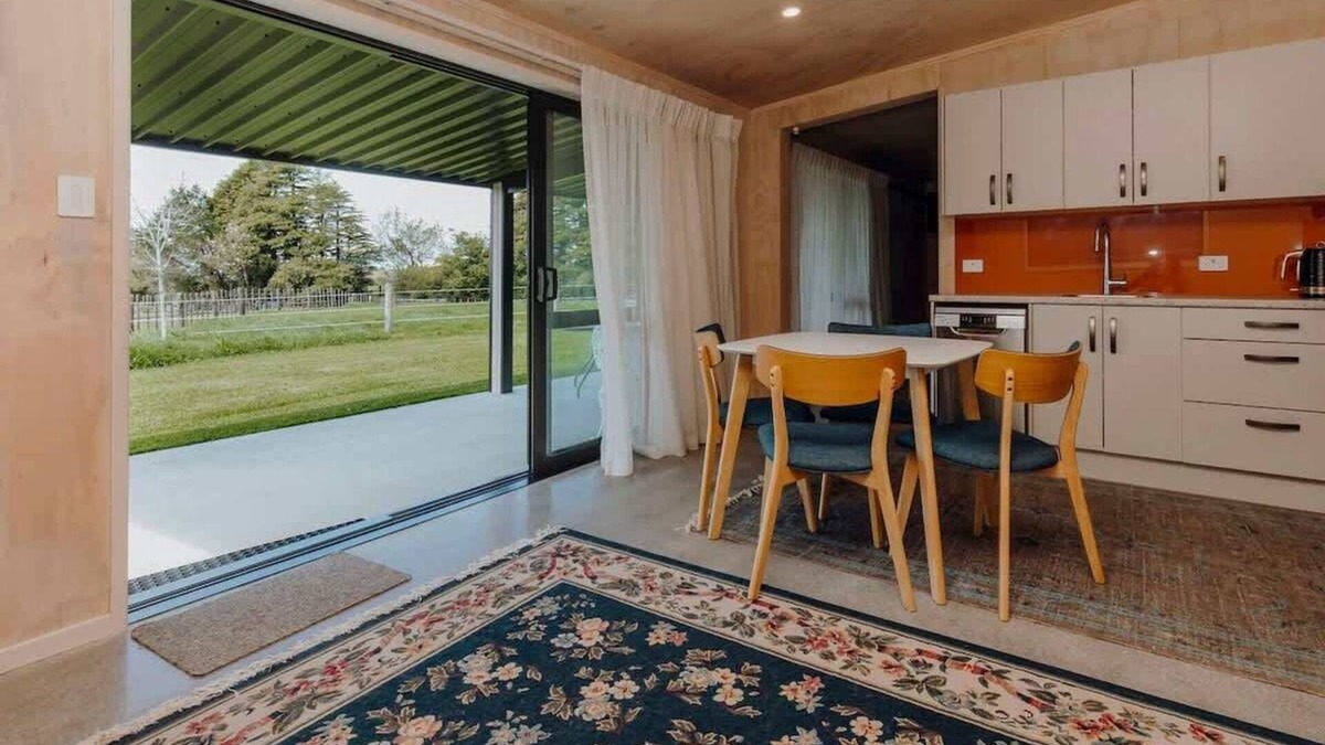 Rewa House | Tremorne Stay King Bed Retreat Inglewood