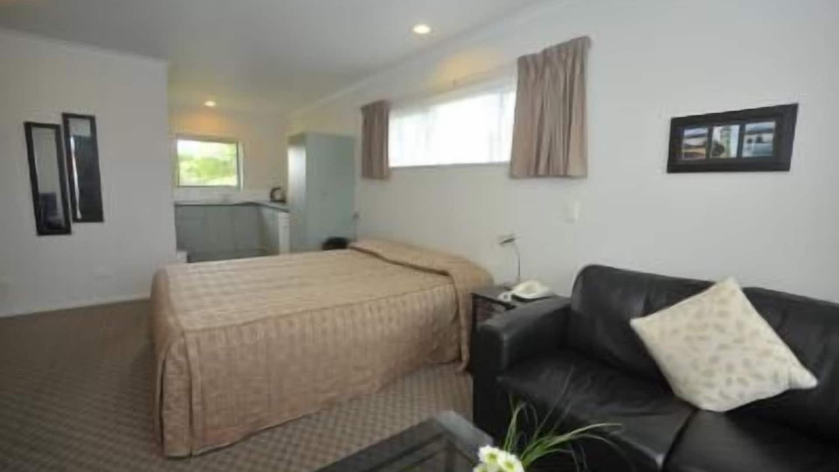 Hawera Hotel | Tudor Lodge Motel