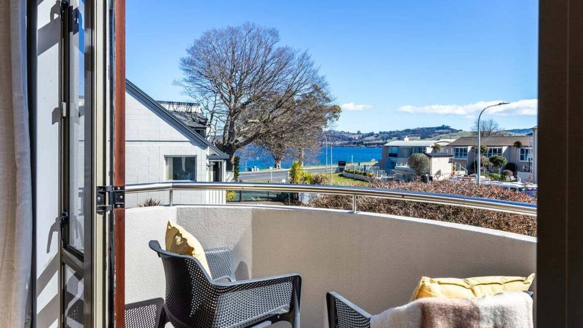 Taupo Apartment | Tui Apartment 9 - Taupo *central with heated pool + lake views