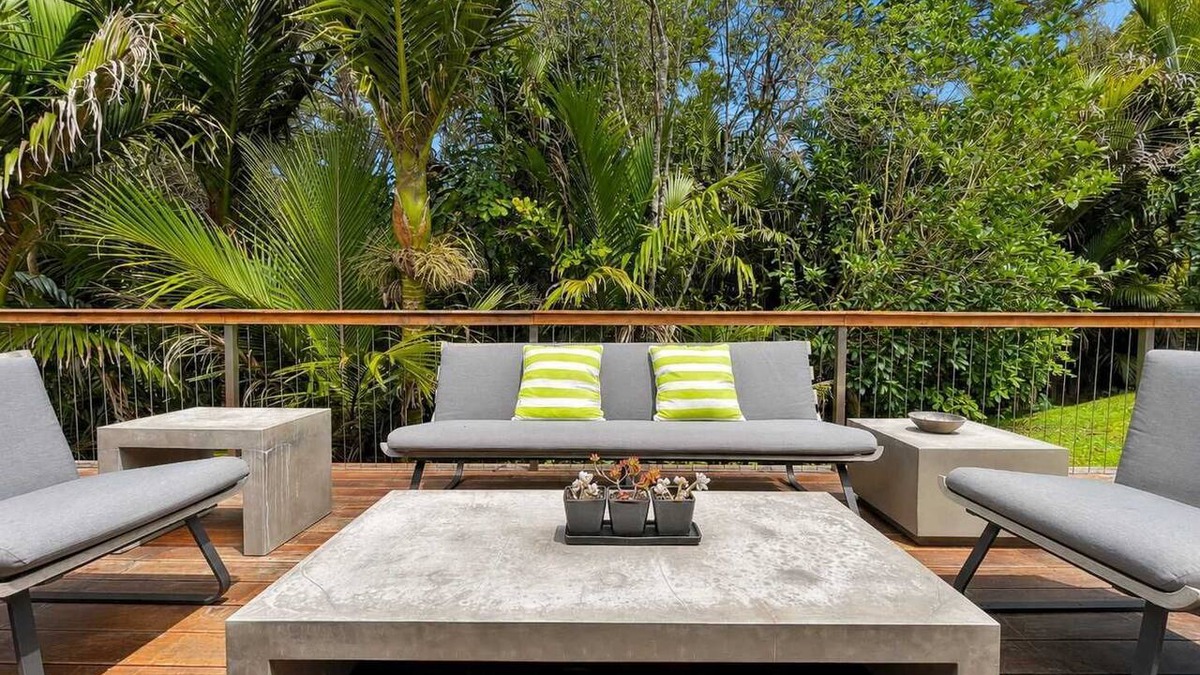 Onetangi House | Tui Cottage - Walk to Onetangi Beach