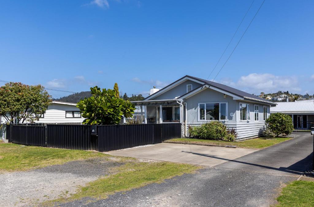 Whangamata House | Tui nest
