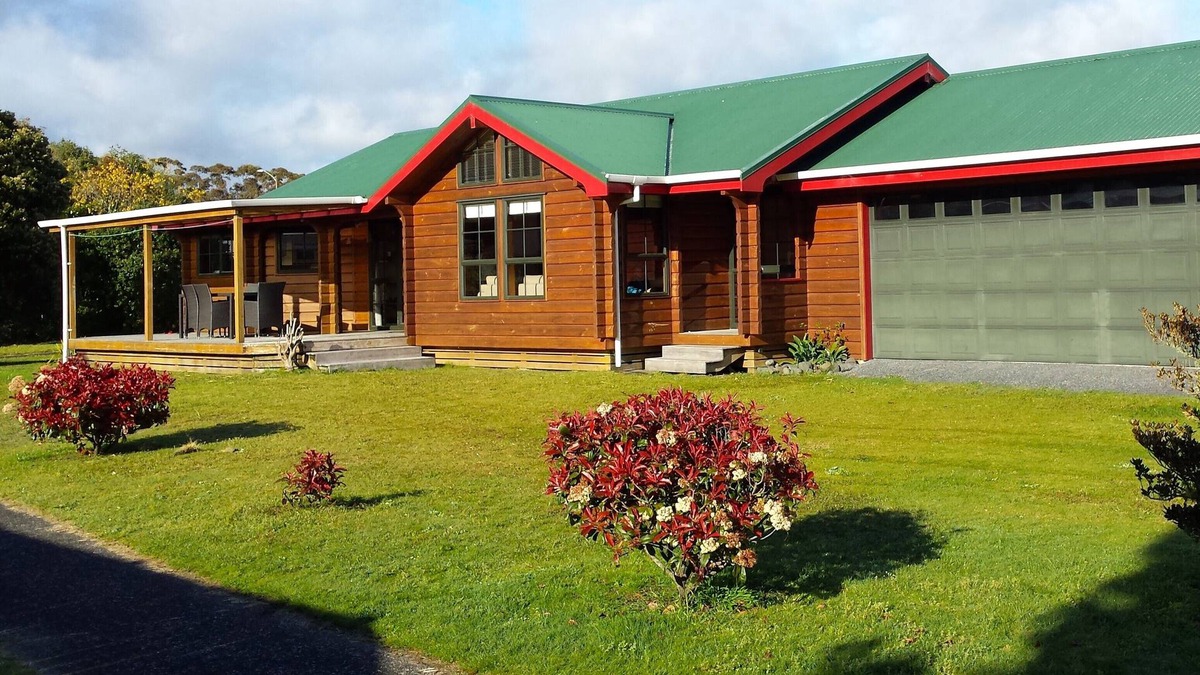 Rings Beach Cottage | TUI RETREAT - MATARANGI HOLIDAY HOME, family friendly in Rings Beach