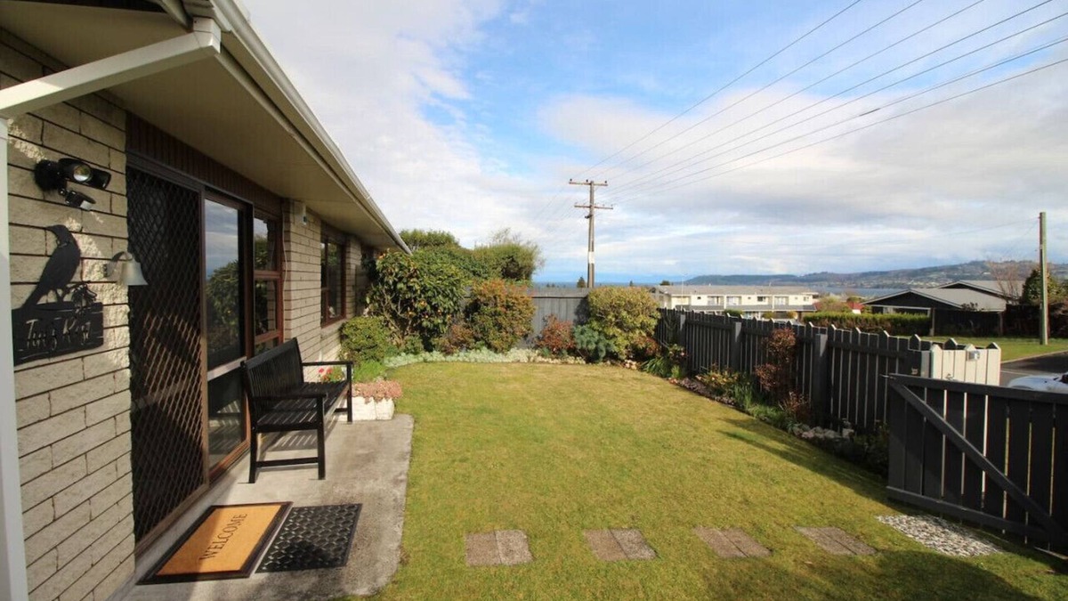 Taupo Villa | Tui`s Rest – Sunny 2-Bedroom Taupo Unit, Walk to Town