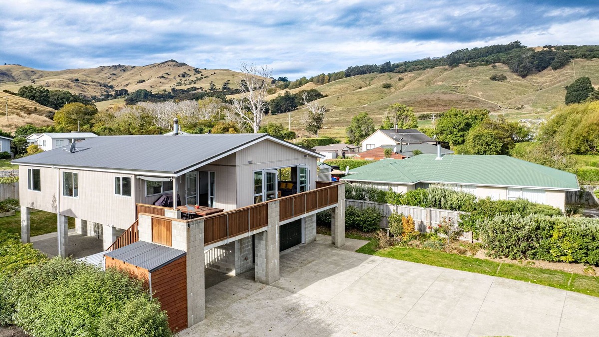 Duvauchelle House | Tui's Retreat - Duvauchelle Holiday Home