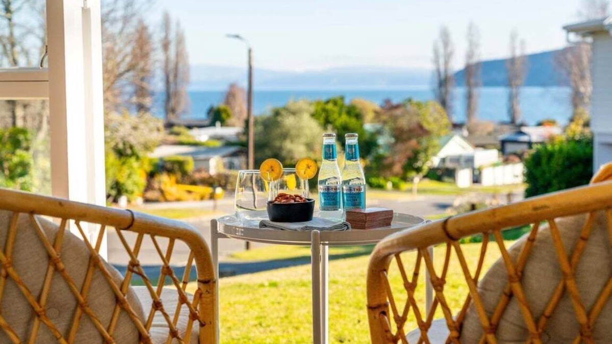 Kinloch House | Tui Shack - cosy with lake views