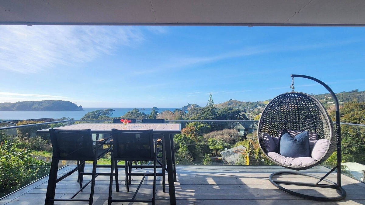 Hahei House | Tutaritari Treasure - beautiful views and close to the beach, shops and pub