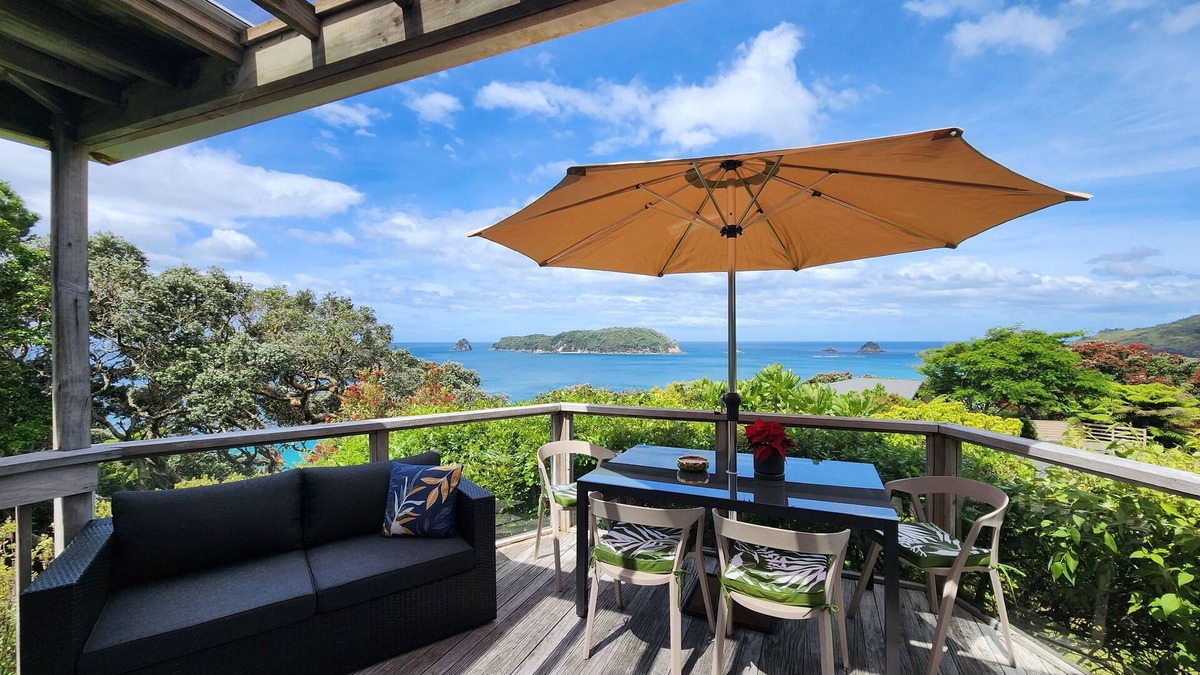 Hahei House | Tutaritari Treehouse - short bush walk to beach, private setting, lovely views