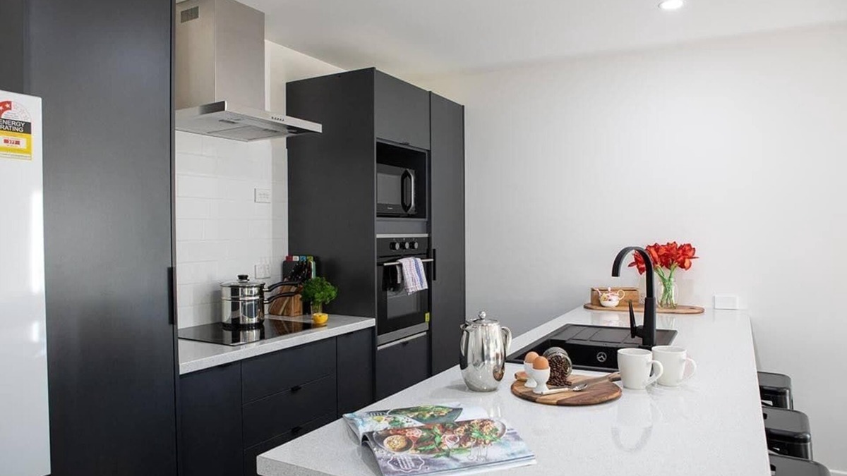 Lynmore House | Twin Camellias - Redwoods, Modern, Sleeps 6
