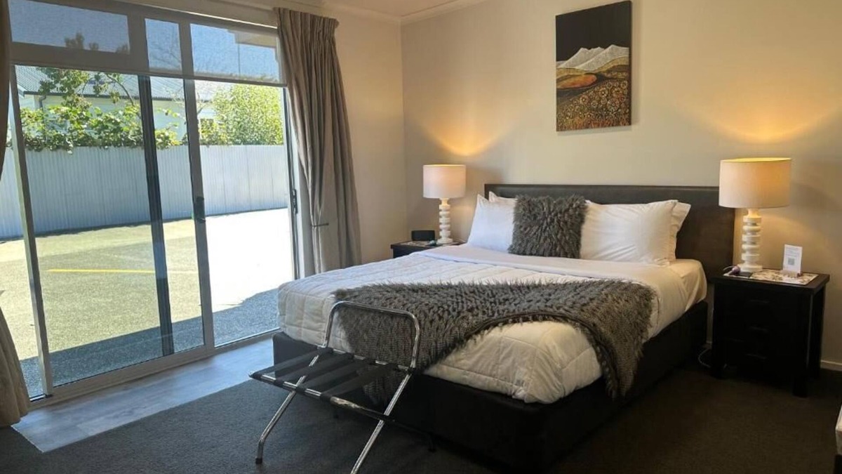 Blenheim Hotel | Two Tree Motel & Lodge
