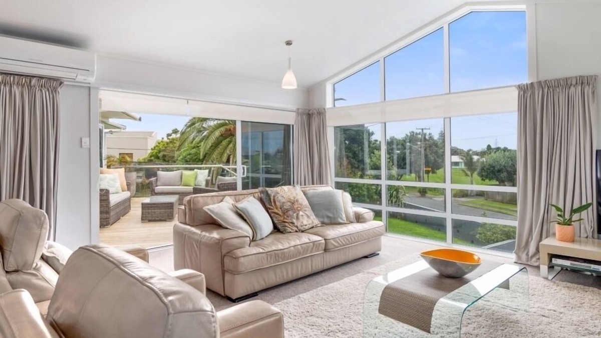 Mount Maunganui House | Ultimate Family Retreat. Central Mount, 400m to Beach with pool.