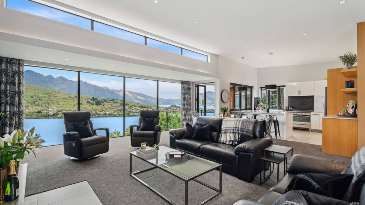 Queenstown House | Ultimate Views Hot Tub Luxury | Magnificent villa in esteemed Highview Terrace, Queenstown Hill