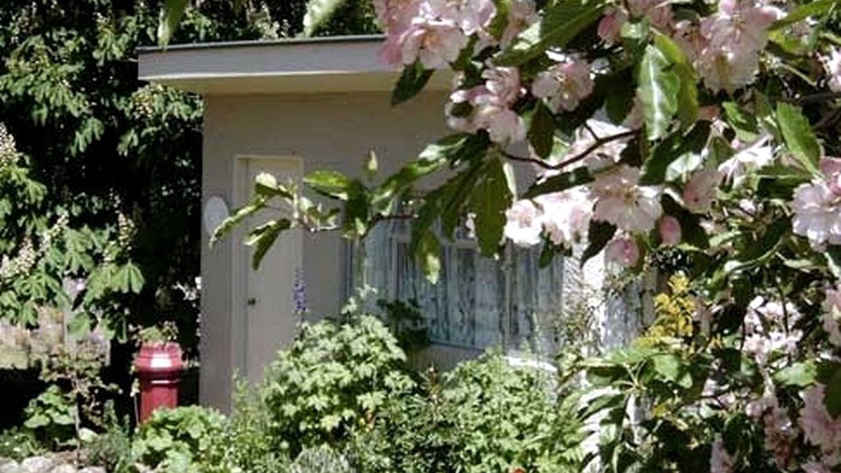 Waipiata Cottage | Unique Garden Cottage near the Otago Central Rail Trail on South Island, New Zealand