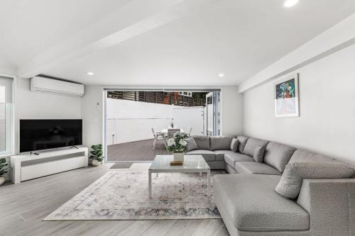 Greenlane - Ellerslie House | Upscale and Brand new 3BR in Remuera by Zodiak Stays