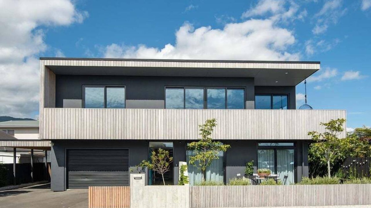 Nelson House | Urban Art House - Modern City Retreat with Spa Pool